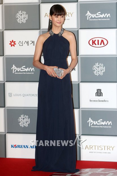 Người đẹp 9X Go Ah Ra lạ lẫm với gam màu đen và mái hỉ nhi.