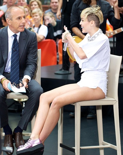 Miley Cyrus không bận tâm tới nhưng lời khuyên của đàn chị