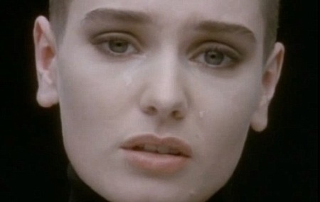 Sinead O'Connor trong clip nổi tiếng
