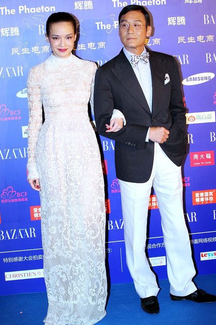 Cô tới dự cùng một đồng nghiệp