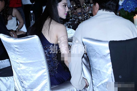 Phạm Băng Băng và Thành Long rất thân mật, họ còn nắm tay nhau khi cùng trò chuyện