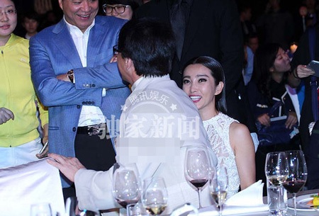 Lý Băng Băng cười đùa vui vẻ cùng Thành Long