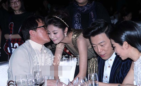 Ngôi sao võ thuật hôn nhẹ lên má đàn em An Dĩ Hiên.