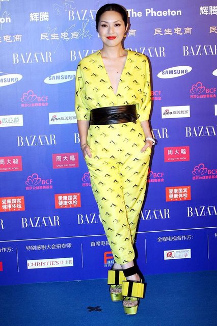 Dương Thiên Hoa cá tính với gam màu vàng.