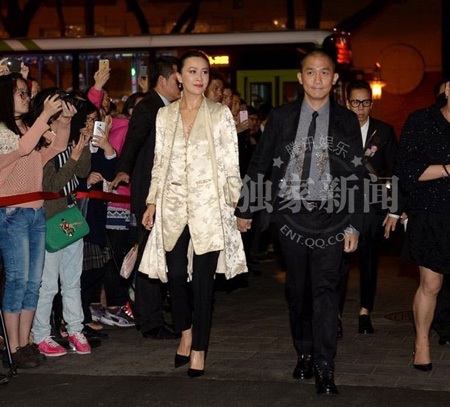 Cặp đôi nổi tiếng của làng giải trí Hoa ngữ nắm tay nhau rất tình cảm