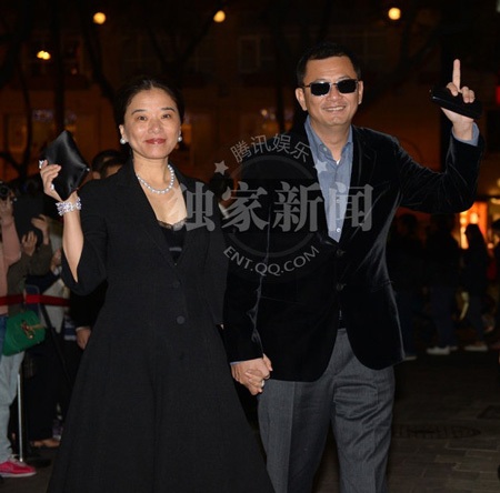 Đạo diễn họ Vương vẫy tao chào người hâm mộ