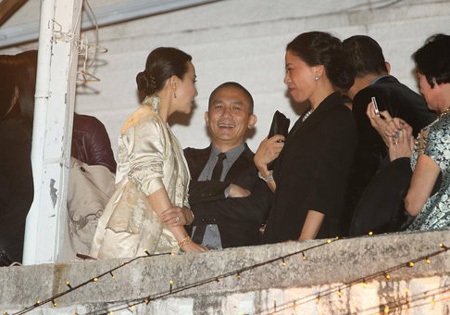 Vợ chồng Lưu Gia Linh và Lương Triều Vỹ vui vẻ trò chuyện với những người bạn.