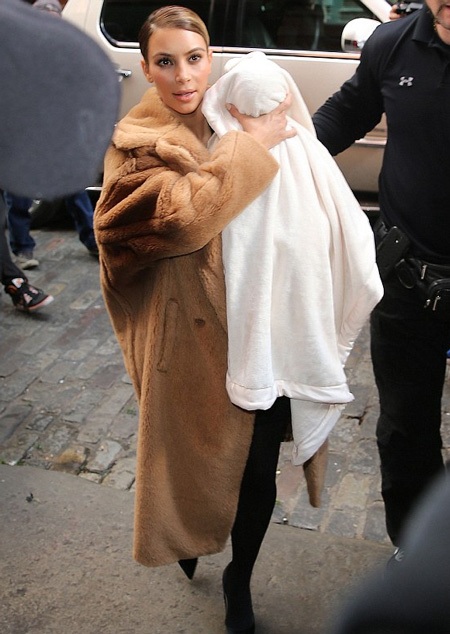 Cô còn bế theo cô con gái nhỏ Nori.