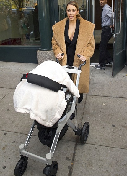 Kim đẩy xe nôi của con...