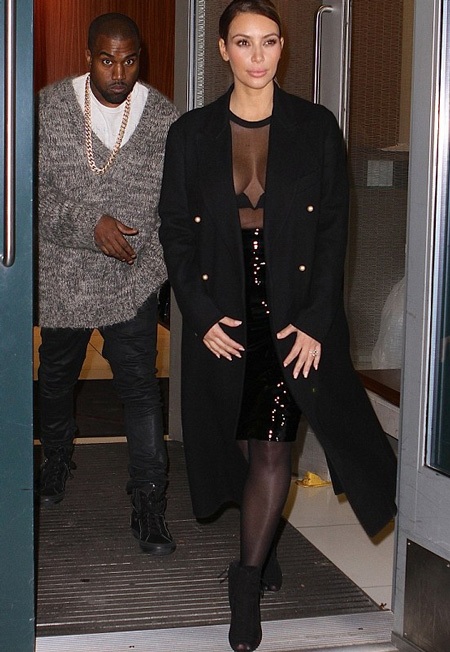 Tối 19/11, Kim mặc váy xuyên thấu ra ngoài dùng bữa cùng bạn trai.