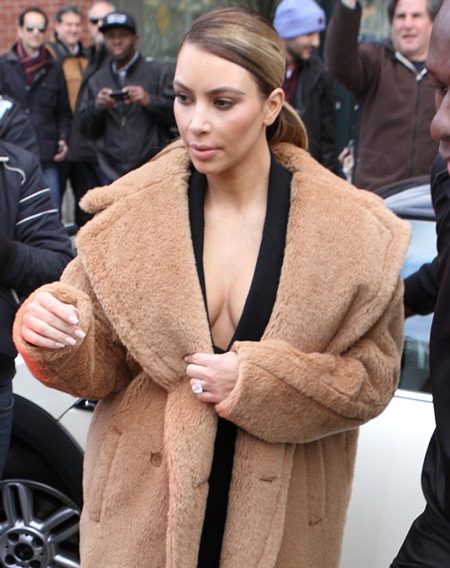 Cử chỉ tình tứ của cặp bố mẹ trẻ khiến các fan phát sốt.