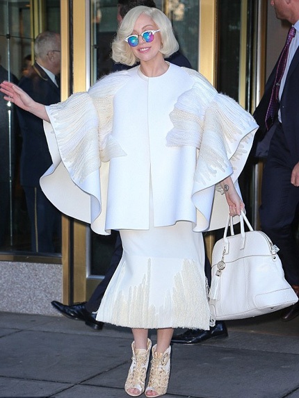 Điểm nhấn của bộ trang phục là chiếc vòng cổ kim loại