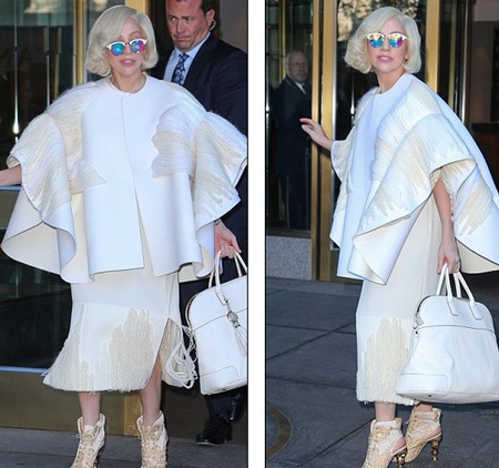 Điểm nhấn của bộ trang phục là chiếc vòng cổ kim loại