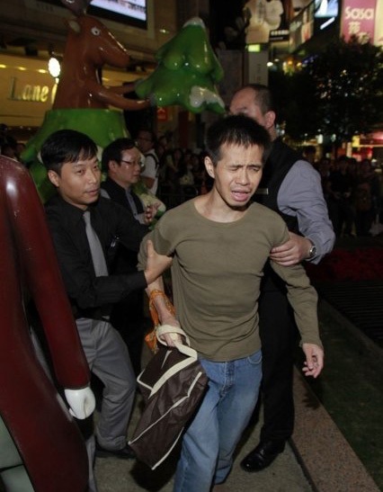 Nứoc mắt bắt đầu rời trên gương mặt fan cuồng của Xa Thi Mạn.