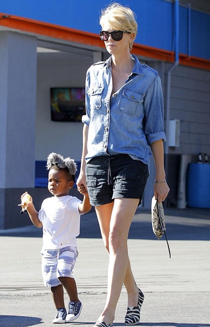 Ngôi sao xinh đẹp đưa con nuôi đi dạo phố, ngày 13/11