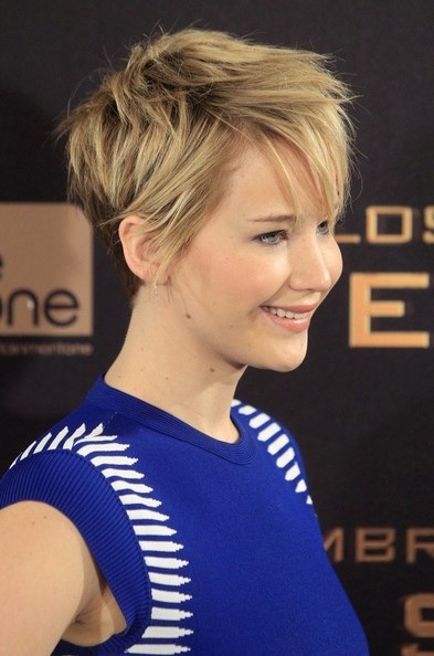 Nữ diễn viên 9X diện váy của nhà thiết kế Alexander McQueen