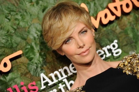 Ngôi sao điện ảnh của Nam Phi tự tin với mái tóc ngắn nhưng vẫn đầy vẻ nữ tính