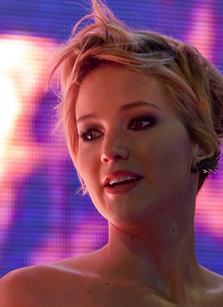 Gương mặt đẹp của Jennifer càng được tôn lên nhờ kiểu tóc ngắn trẻ trung