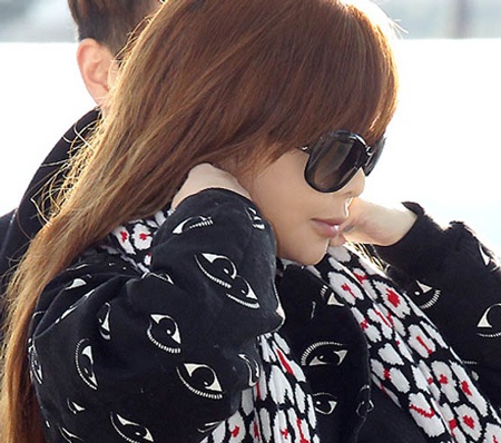 Gương mặt sưng phồng, cứng đơ của nữ ca sĩ tuổi đôi mươi.