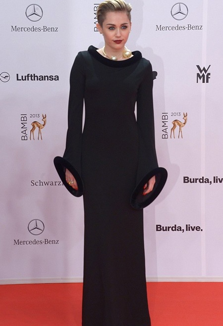 Victoria gửi lời cảm ơn các fan, và người thân khi đứng trên sân khấu nhận giải.