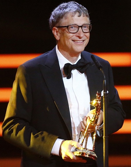 Bill Gates phát biểu trên sân khấu khi nhận giải Thành tựu tại lễ trao giải.