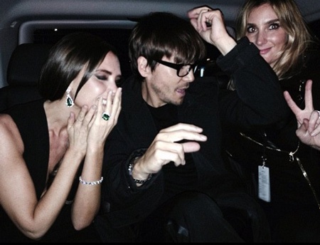 Victoria gửi lời cảm ơn các fan, và người thân khi đứng trên sân khấu nhận giải.