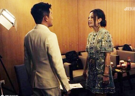 Các fan vẫn luôn hi vọng về chuyện phim giả tình thật của Triệu Vy và Tô Hữu Bằng.