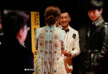 Các fan vẫn luôn hi vọng về chuyện phim giả tình thật của Triệu Vy và Tô Hữu Bằng.