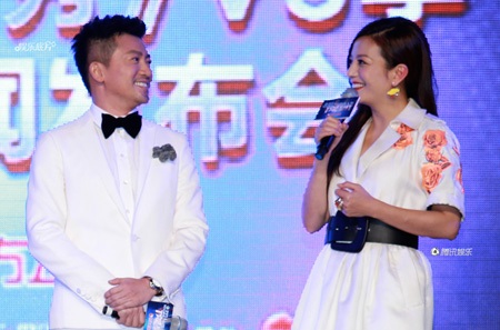 Khi được hỏi về cô bạn Triệu Vy, Tô Hữu Bằng cho biết: Cô ấy thật đáng yêu.