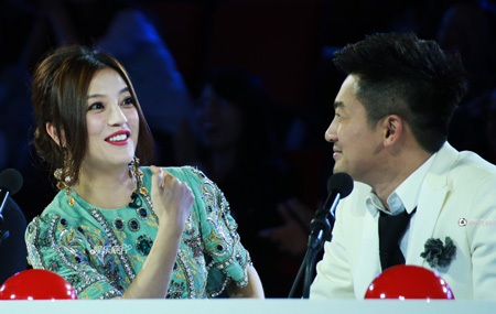 Khi được hỏi về cô bạn Triệu Vy, Tô Hữu Bằng cho biết: Cô ấy thật đáng yêu.