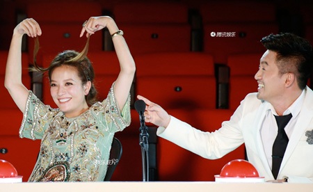 Khi được hỏi về cô bạn Triệu Vy, Tô Hữu Bằng cho biết: Cô ấy thật đáng yêu.