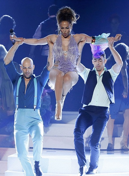 Xem lại màn trình diễn bốc lửa của Jennifer Lopez tại lễ trao giải AMAs năm 2013: