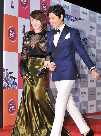 Tối qua, người đàn bà đẹp của điện ảnh xứ kim chi Kim Hye Soo cũng rất thu hút cánh phóng viên.