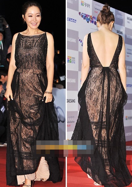 Người đàn bà không tuổi Uhm Jung Hwa cũng rất cuốn hút với váy xẻ sâu.