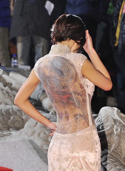 Cô nhanh chóng thu hút các ống kính về phía mình bởi sự tự tin và gợi cảm.