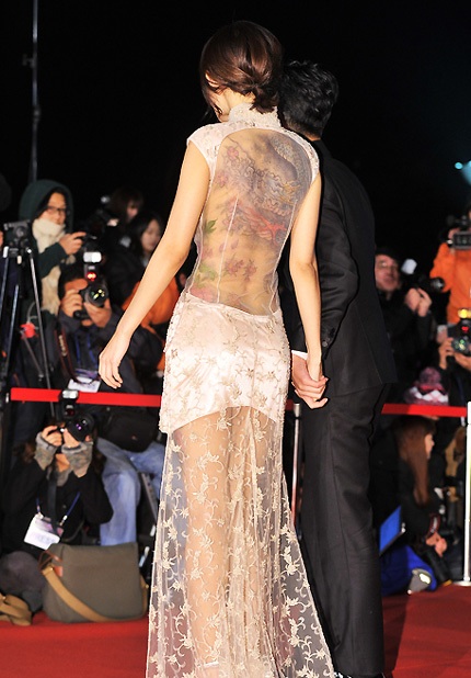 Mọi cử động của nữ diễn viên trẻ này đều lọt vào ống kính của giới săn ảnh.