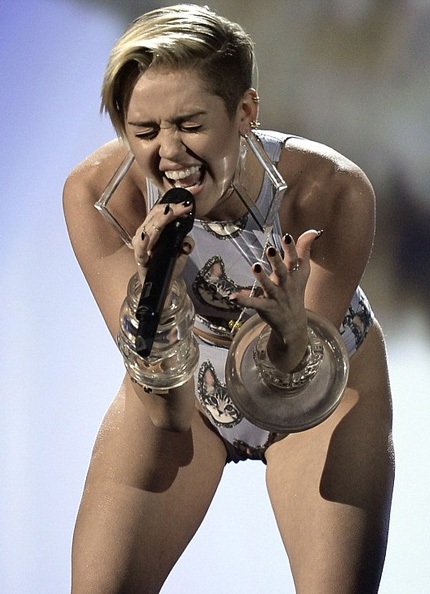 Miley Cyrus diện biniki và hát trên sân khấu AMA - 3 Nữ ca sĩ 20 tuổi diện bikini ôm sát, khoe đôi chân dài thon thả.
