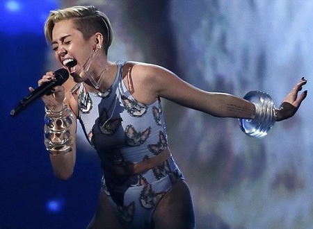Miley Cyrus diện biniki và hát trên sân khấu AMA - 4 Nữ ca sĩ 20 tuổi diện bikini ôm sát, khoe đôi chân dài thon thả.