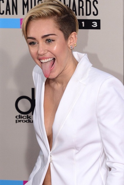 Miley Cyrus diện biniki và hát trên sân khấu AMA - 14 Cô nàng diện vest cách điệu không nội y