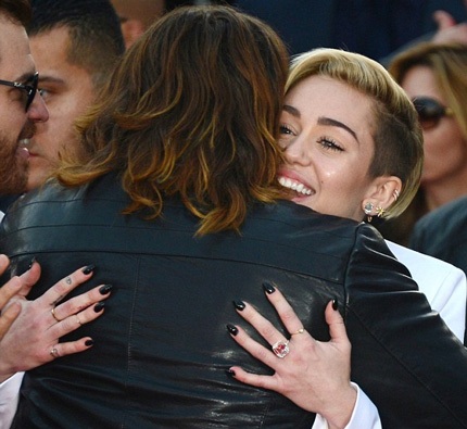 Miley Cyrus diện biniki và hát trên sân khấu AMA - 15 Miley ôm hôn cha ruột khi gặp ông trên thảm đỏ