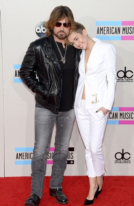Miley Cyrus diện biniki và hát trên sân khấu AMA - 16 Giây phút ngọt ngào của cha con Miley Cyrus trên thảm đỏ.