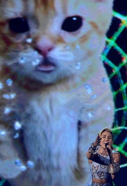 Miley Cyrus diện biniki và hát trên sân khấu AMA - 6 Phần trình diễn của cô ca sĩ trẻ nhận được nhiều lời khen ngợi từ khán giả theo dõi chương trình