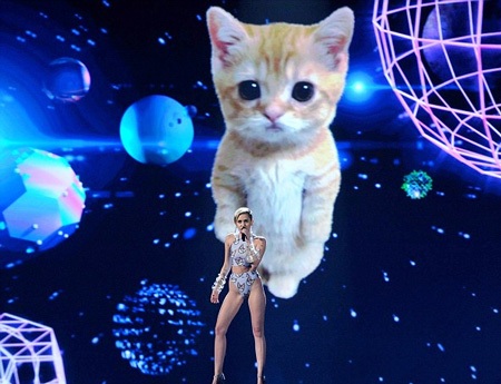 Miley Cyrus diện biniki và hát trên sân khấu AMA - 7 Wrecking Ball