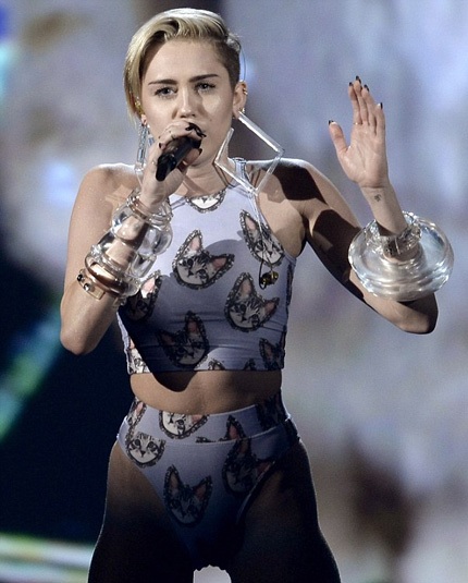 Miley Cyrus diện biniki và hát trên sân khấu AMA - 9 Miley dường như bật khóc trên sân khấu khi hát Wrecking Ball