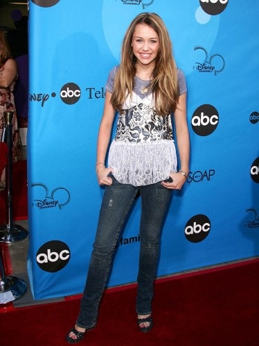 Ngỡ ngành trước sự thay đổi của Miley Cyrus