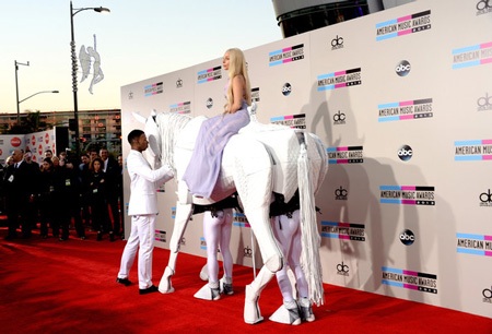 Lady Gaga cưỡi ngựa, Ciara diện váy xuyên thấu tới lễ trao giải - 1 Lady Gaga cưỡi ngựa tới dự lễ trao giải