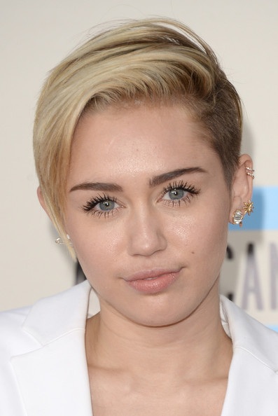 Lady Gaga cưỡi ngựa, Ciara diện váy xuyên thấu tới lễ trao giải - 13 Bộ trang phục kín đáo của Miley Cyrus hiếm hoi trong thời gian gần đây