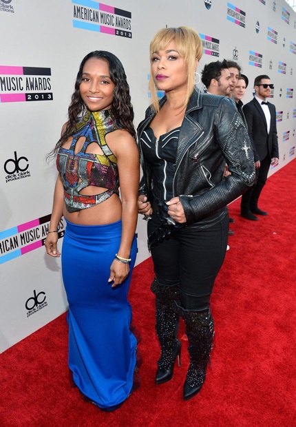 Lady Gaga cưỡi ngựa, Ciara diện váy xuyên thấu tới lễ trao giải - 38 Hai thành viên của nhóm TLC