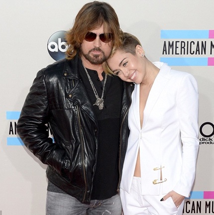 Lady Gaga cưỡi ngựa, Ciara diện váy xuyên thấu tới lễ trao giải - 18 Miley Cyrus chụp hình cùng cha ruột