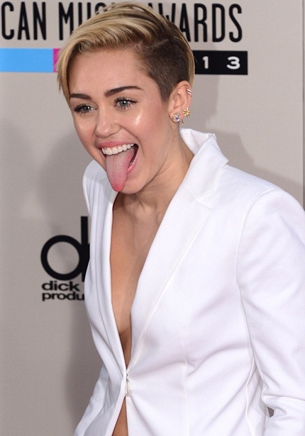 Lady Gaga cưỡi ngựa, Ciara diện váy xuyên thấu tới lễ trao giải - 16 Bộ trang phục kín đáo của Miley Cyrus hiếm hoi trong thời gian gần đây